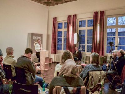 veranstaltungsfoto mit rednerin und eine Gruppe Menschen. Inspiring Morning am 20. Dezember