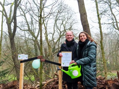 Paar bei der Verleihung der Baumpatenschaft-Urkunden im Müschpark