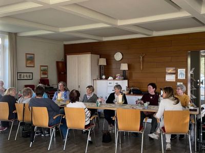 eine Gruppe von älteren Frauen sitzt am Tisch