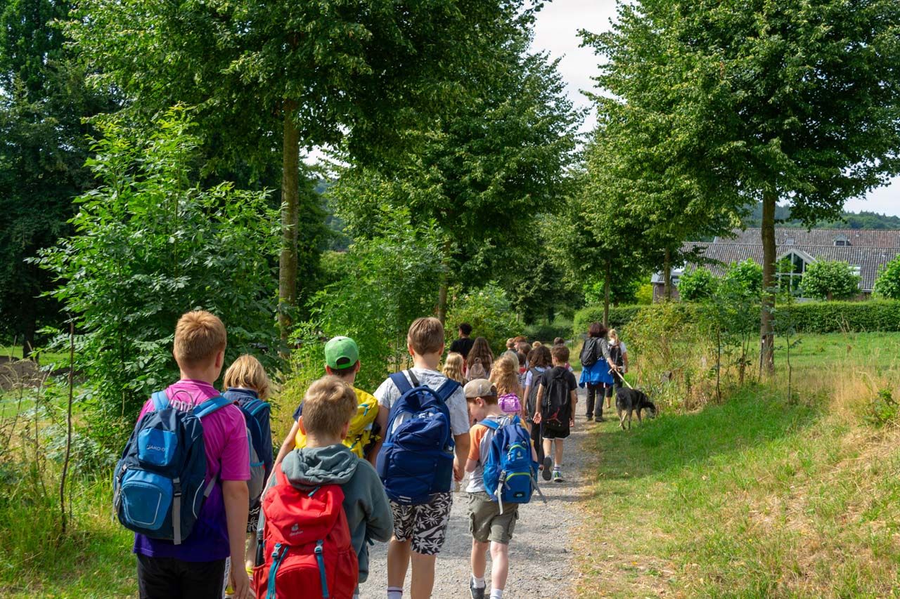 kinder laufen in Gruppe in den aachener Wald