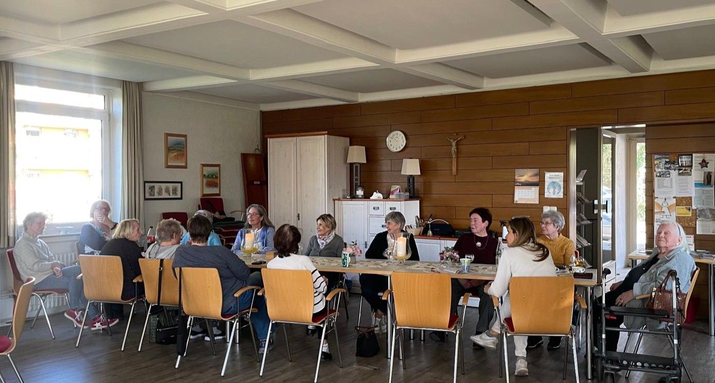 eine Gruppe von älteren Frauen sitzt am Tisch