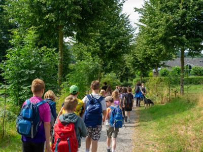 kinder laufen in Gruppe in den aachener Wald