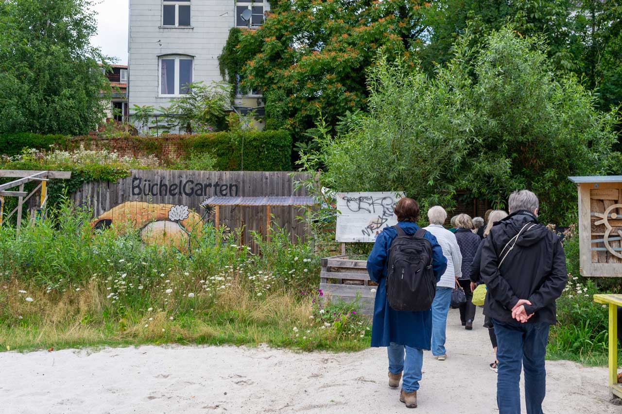 Spaziergang durch Büchergarten